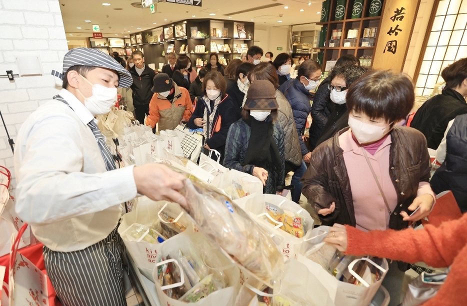 店頭に並ぶ福袋を買い求める客＝2日、大分市府内町のトキハ本店