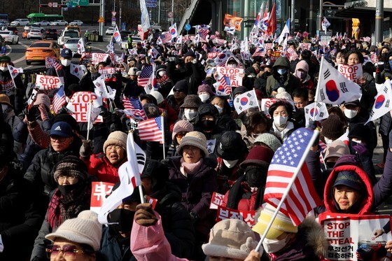 ７日、ソウル漢南洞（ハンナムドン）大統領室官邸付近で開かれた保守団体会員らの弾劾反対集会　チャン・ジンヨン記者