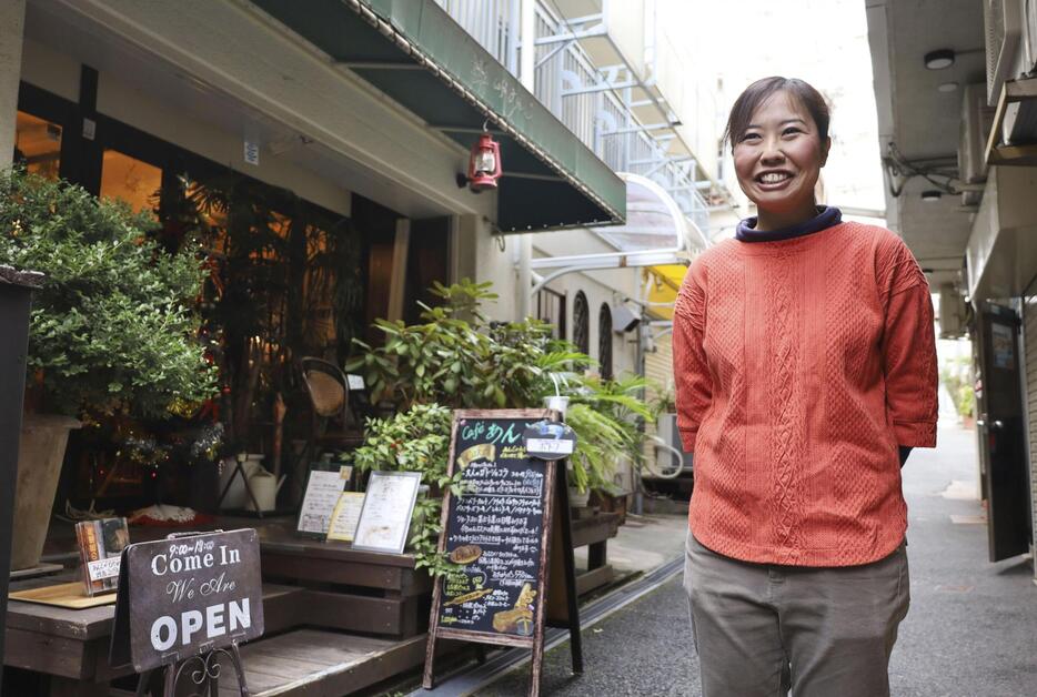 舞台となったカフェの前で、短編映画「わたしの居場所」について話す浜嶋仁美監督＝2024年12月、神戸市