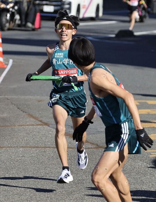 戸塚中継所に入る青学大・黒田朝日（左）