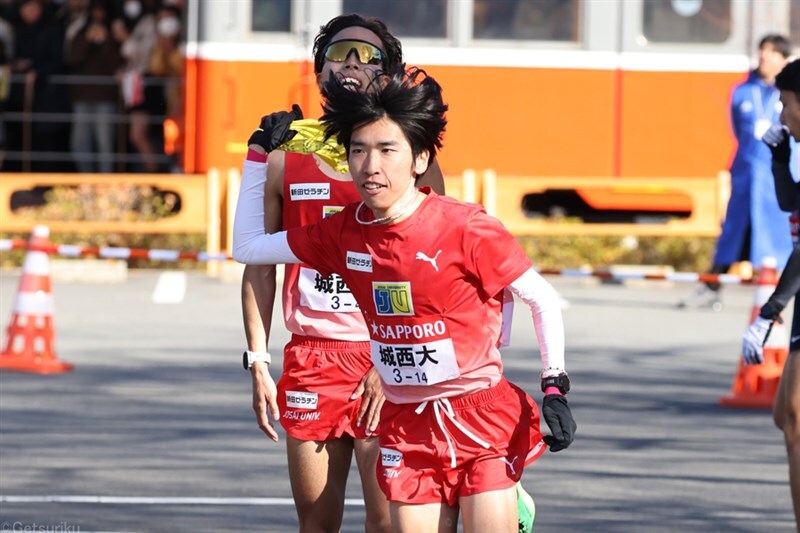 箱根駅伝で総合6位だった城西大（4区・林晃耀から5区・斎藤将也へのタスキリレー）