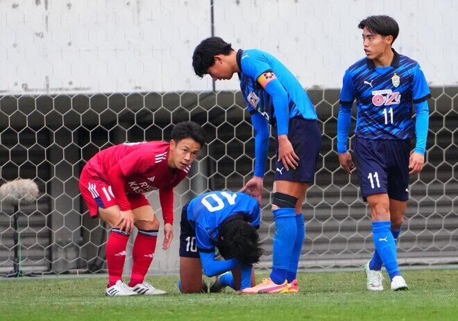 敗戦に泣き崩れた大津の10番・嶋本。写真：田中研治（サッカーダイジェスト写真部）