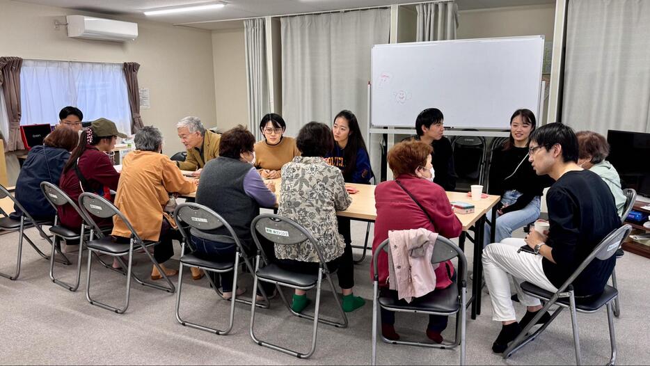 学生の声かけにより多くの住民が集会所に集まった（尾川佳奈撮影）