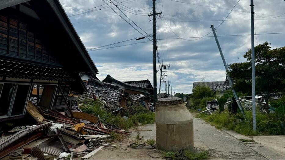 珠洲市内には液状化により道路上に飛び出たマンホールがいくつも見られた（尾川佳奈撮影）