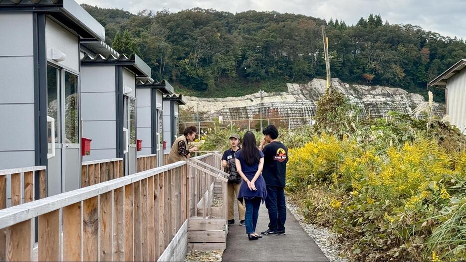 学生たちが仮設住宅をまわって住民に声かけをおこなった（尾川佳奈撮影）