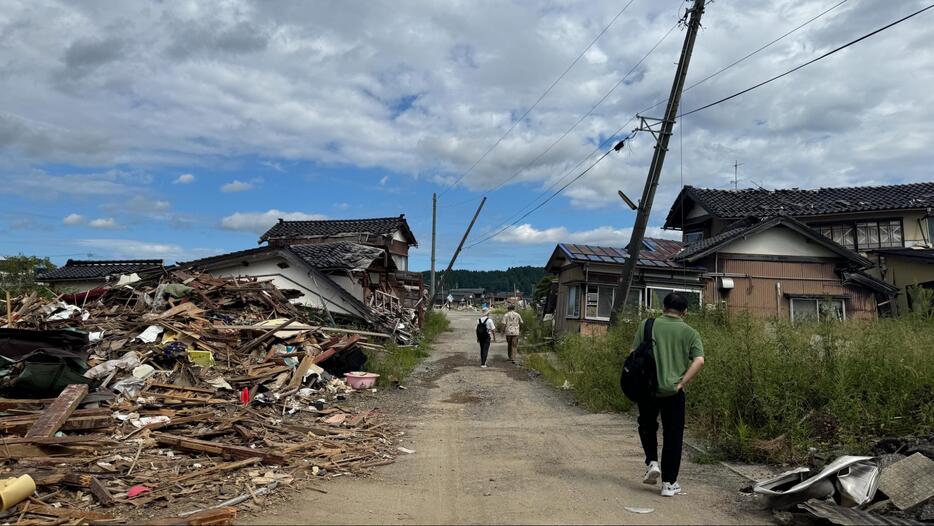 倒壊した家屋が多く残されている珠洲市宝立町鵜飼地区（尾川佳奈撮影）