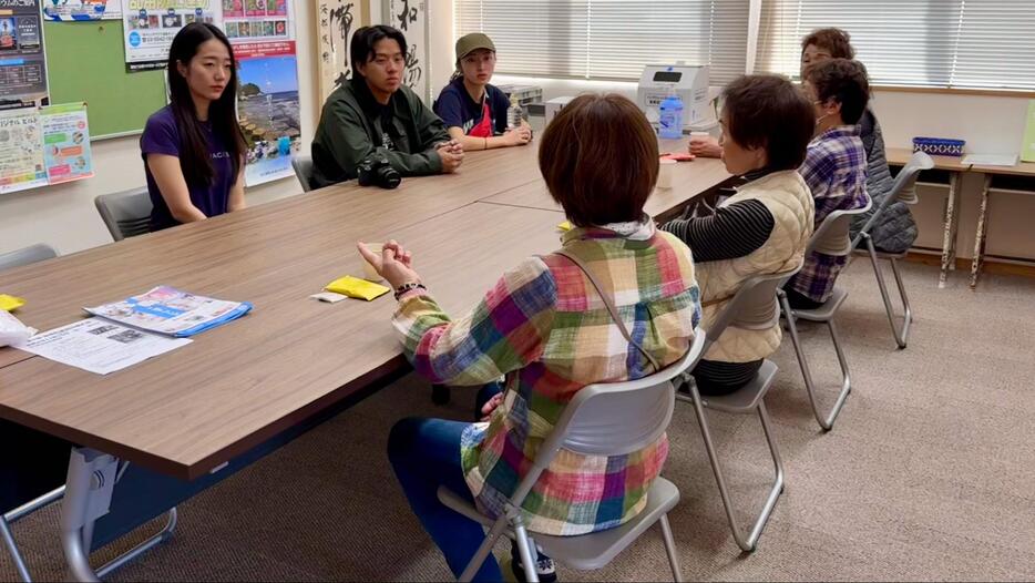 仮設住宅の住民から、津波から避難した体験、現在の生活の様子について話を聞いた（尾川佳奈撮影）