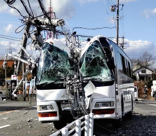 電柱に衝突したバス（愛知県半田市で）