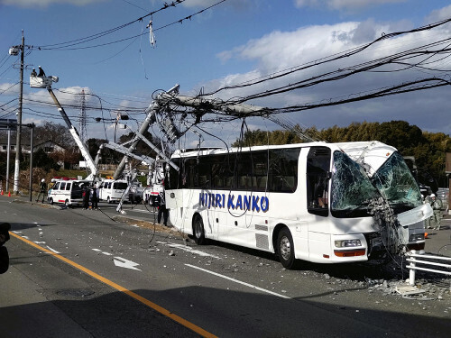 電柱に衝突したバス（愛知県半田市で）