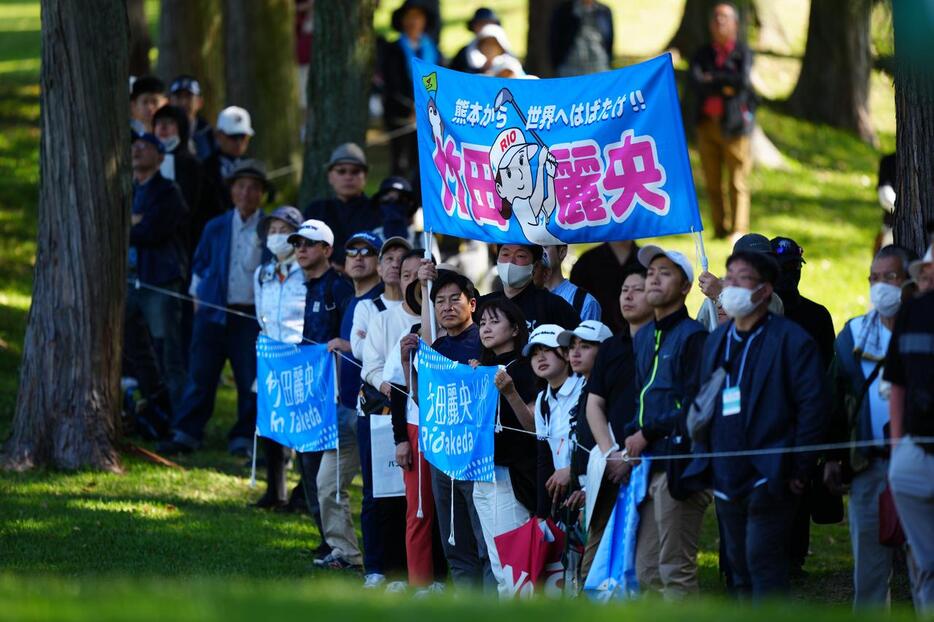 会長はほぼ全試合、全国にある支社の方々もご当地の試合中心に応援に行く。本社は福岡、イタリアやシンガポールにも支店があるが、アメリカにもできるかも！(撮影/Tadashi Anezaki)