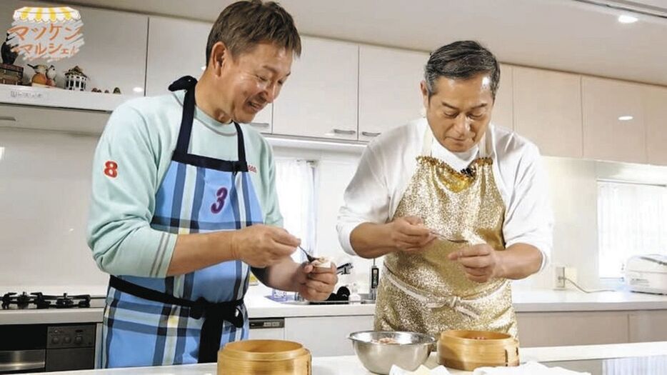 一緒にシューマイを作る立浪和義さん（左）と松平健さん