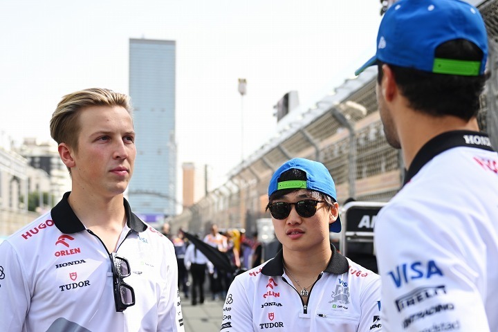 角田（中央）とリカルド（右）への思いを語ったローソン（左）。(C) Getty Images