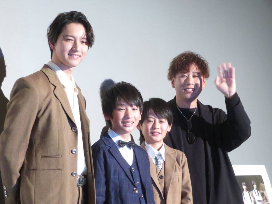 映画「僕のなかのブラウニー」初日舞台あいさつに登壇した左から田口淳之介、平野絢規、天海塁、相馬雄太監督