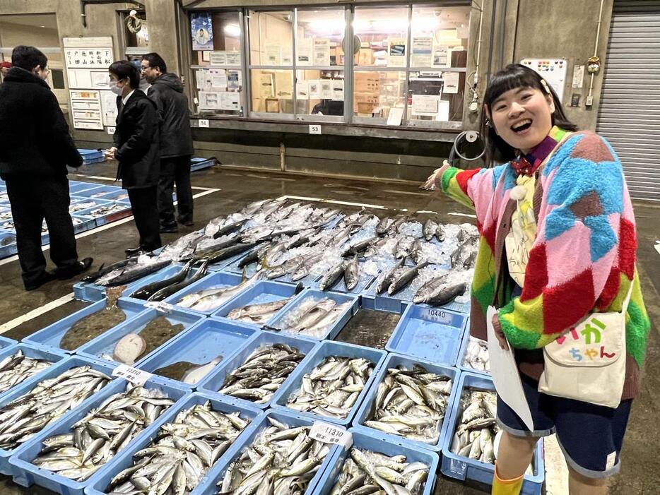 初競りに参加した「しゅうなんおさかな大使」のいかちゃん