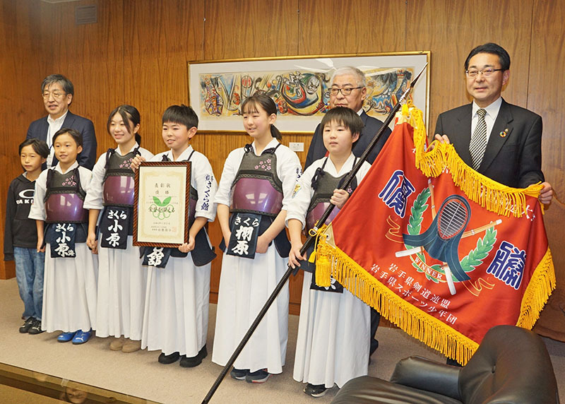 八重樫市長（右）を表敬訪問した北上警察署剣道スポ少さくら館のメンバーら