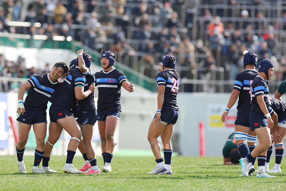 東海大大阪仰星対東福岡　東福岡に勝利し喜ぶ東海大大阪仰星の選手たち（撮影・前田充）