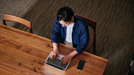 会社に入る前から副業をどうするか考える人もいるという（写真：TY / PIXTA）