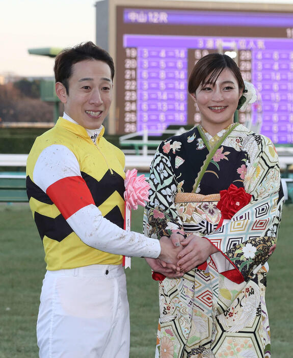 プレゼンターの角田夏実さん（右）と写真に納まる藤岡佑騎手（撮影・丹羽敏通）