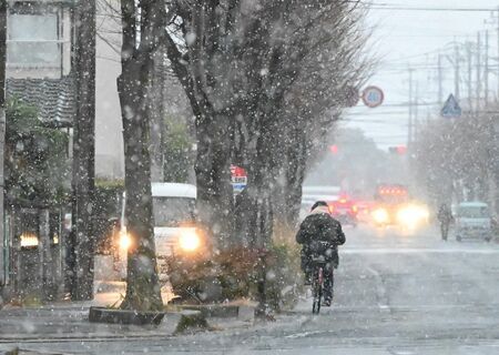 強まる冬型の気圧配置の影響で、平地でもまとまった雪が降った＝9日午後5時すぎ、佐賀市高木瀬