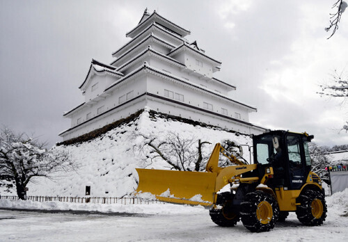 福島県会津若松市の鶴ヶ城では除雪作業が行われていた（９日午前１０時３７分）＝高松秀明撮影