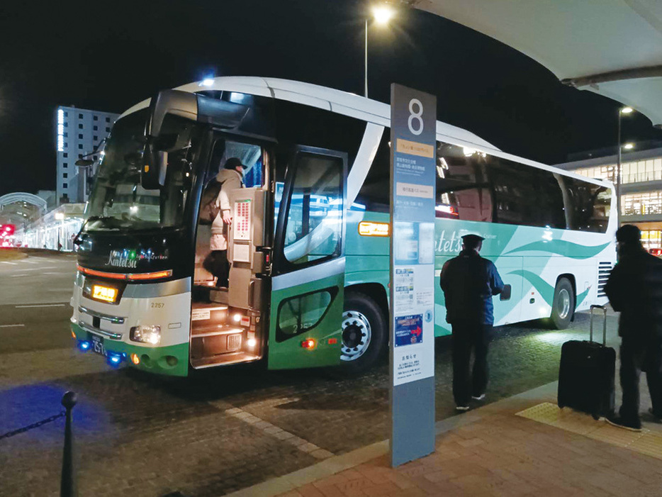 徳山駅前に停車中の「カルスト号」（7日午後8時55分・近鉄バス車両）