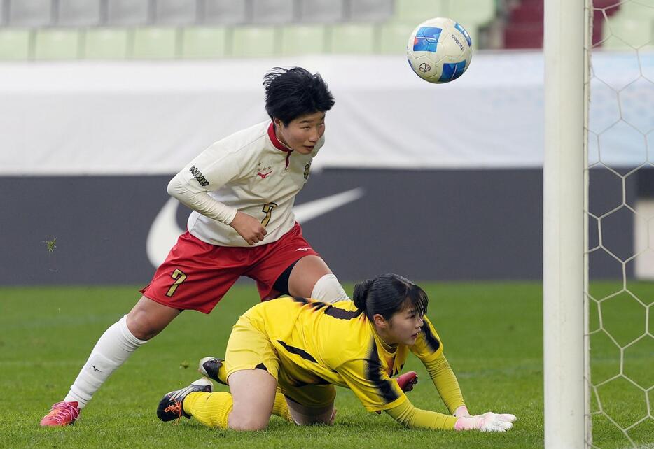 常盤木学園―神村学園　後半、ヘディングでチーム2点目のゴールを決める神村学園・新原。GK榊原碧＝ノエスタ