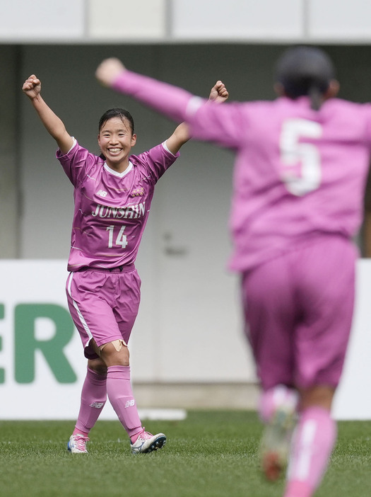 大商学園―藤枝順心　後半、チーム2点目のゴールを決め、喜ぶ藤枝順心・鈴木由＝ノエスタ