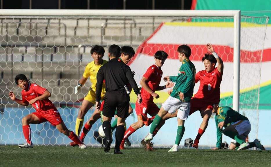 前半、静岡学園・神吉俊之介のシュートを阻む東福岡イレブン＝U等々力（撮影・萩原悠久人）