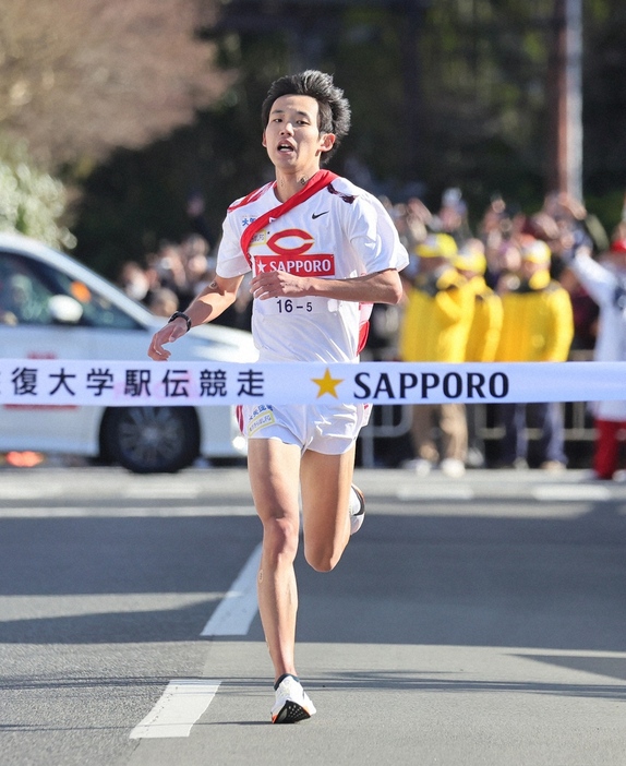 ＜箱根駅伝往路・芦ノ湖ゴール＞2位でゴールする中大5区・園木（撮影・尾崎　有希）