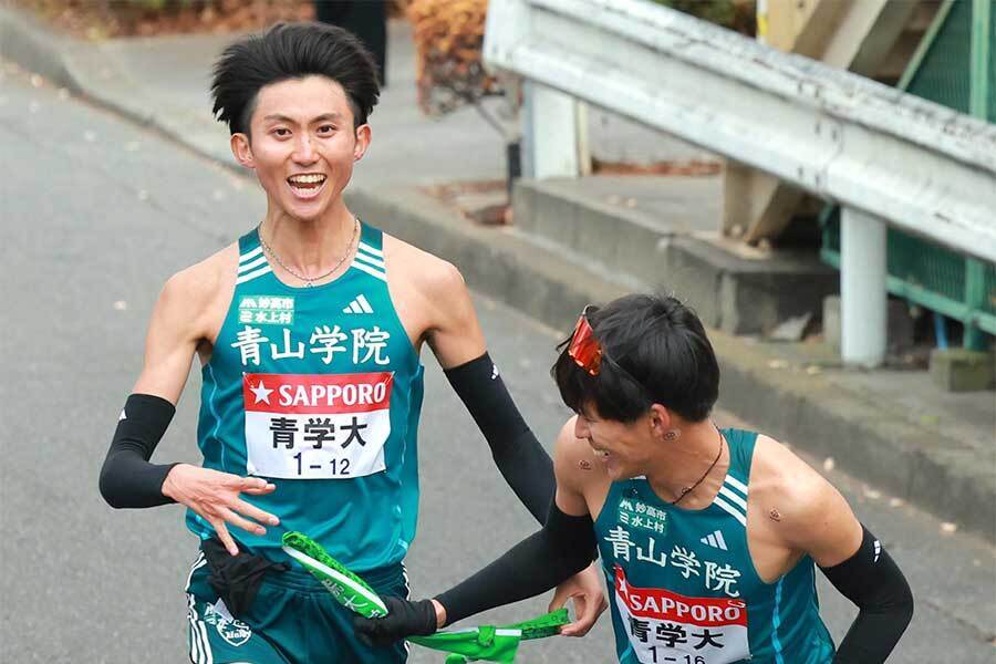 9区を走った青学大・田中悠登（左）【写真：産経新聞社】