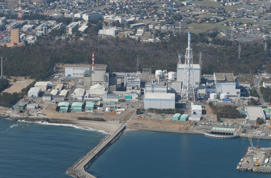 茨城県東海村の東海第２原子力発電所（右）と東海原子力発電所（左）＝２０１３年３月