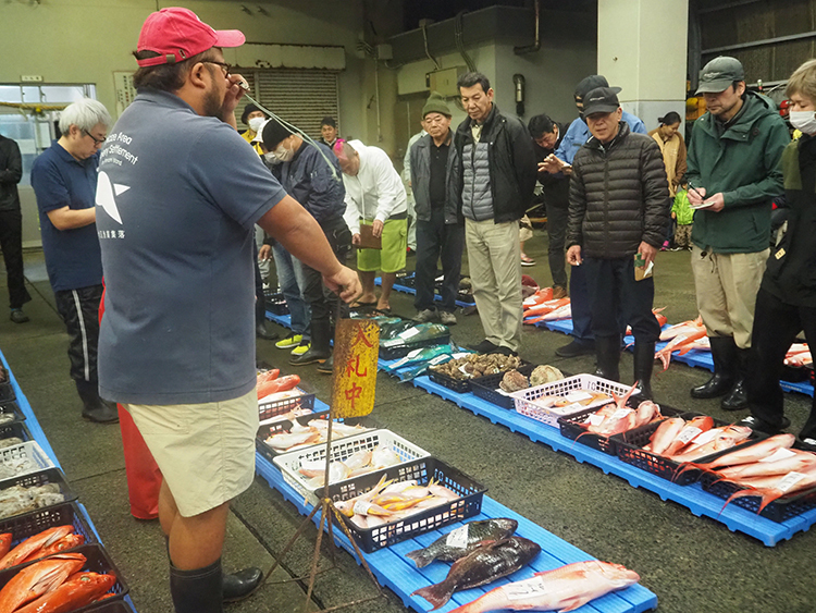 次々と新鮮な魚介類が競り落とされた名瀬漁協の初競り