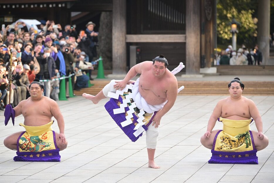 奉納土俵入りを行った照ノ富士（中）。左は太刀持ちの尊富士、右は露払いの錦富士