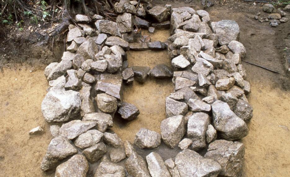 福岡県那珂川市の観音山古墳群で発掘された古代墳墓（九州歴史資料館提供）