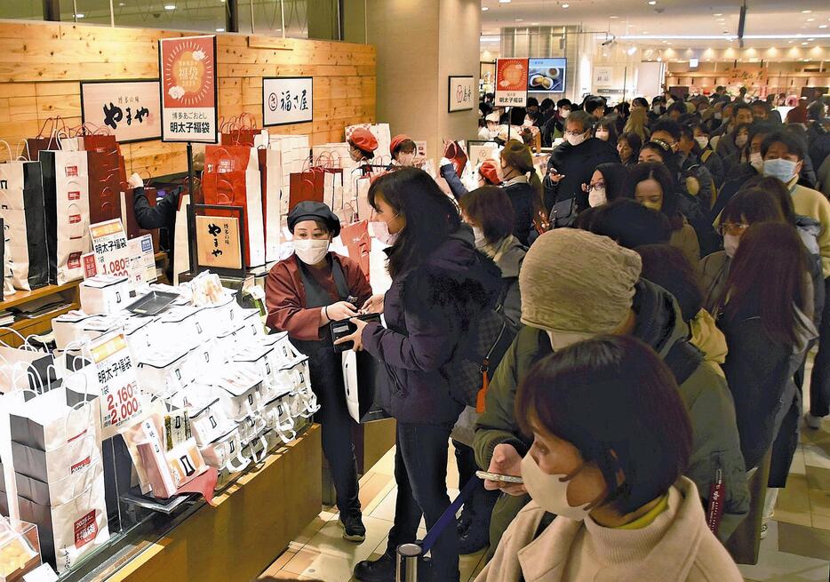 初売りの来店客でにぎわう博多阪急の店内（2日、福岡市で）