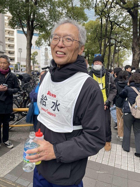 東大大学院の古川大晃選手の給水係を務めた、八田秀雄教授（写真は本人提供）