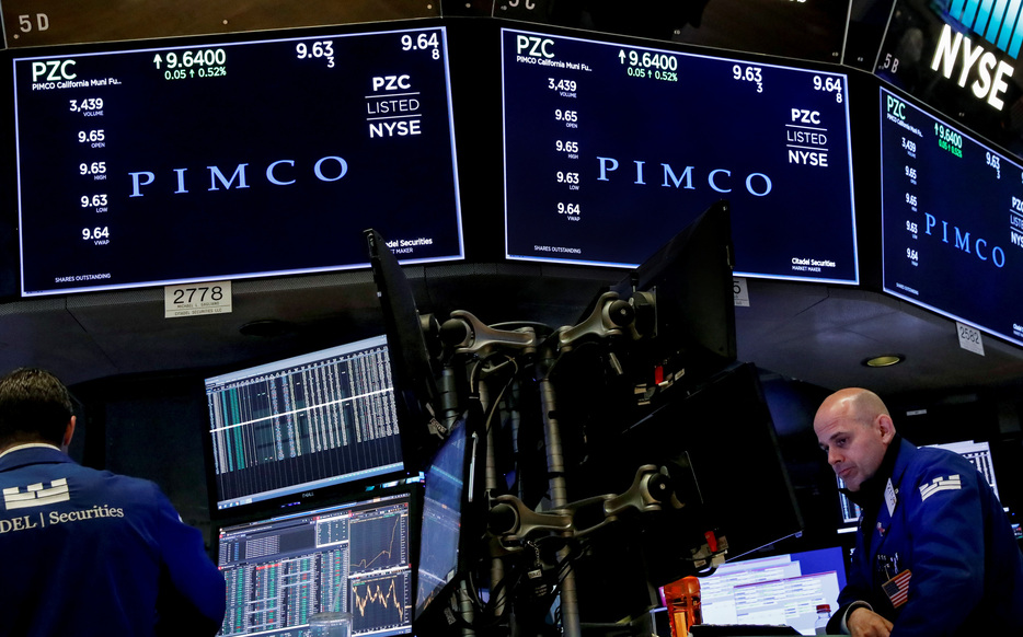 　パシフィック・インベストメント・マネジメント・カンパニー（ＰＩＭＣＯ）を含めた複数の有力債券投資家は、足元で売りが広がっている英国債の保有を続ける構えを見せている。写真は、ニューヨーク証券取引所のスクリーンに表示されるＰＩＭＣＯの取引情報。２０１８年４月、ニューヨークで撮影（２０２５年　ロイター/Brendan McDermid）