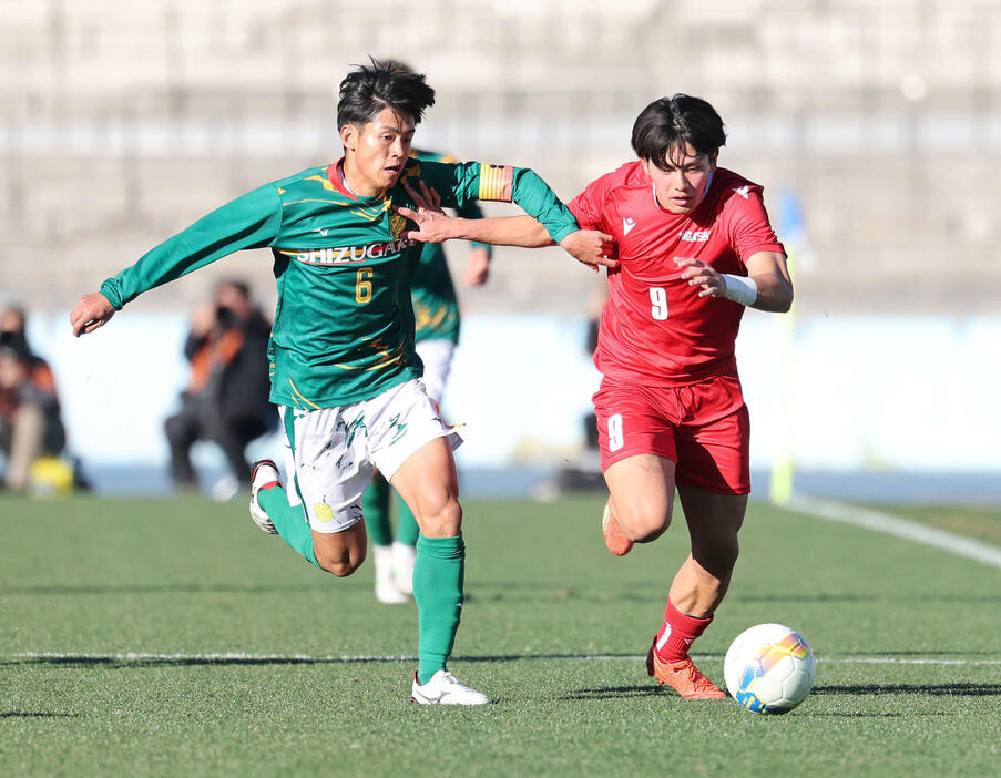 静岡学園対東福岡　前半、競り合う静岡学園・野田（左）と東福岡・伊波（撮影・鈴木正人）