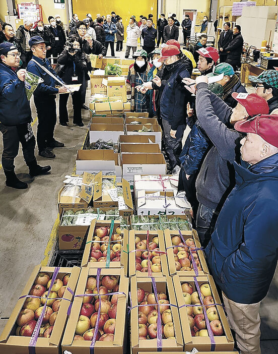 青果の初市で、威勢の良い掛け声で競り落としていく仲買人＝富山市公設地方卸売り市場