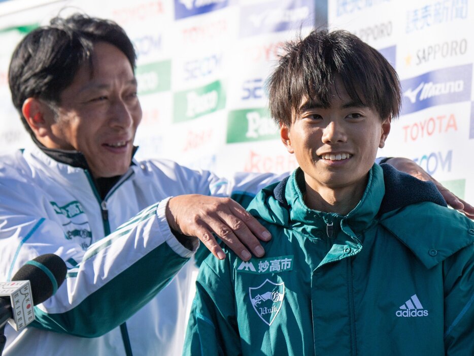 青学大・若林宏樹。5区を3度走り、全て総合優勝。写真は1年時、往路優勝後に原監督がねぎらうシーン photograph by Nanae Suzuki