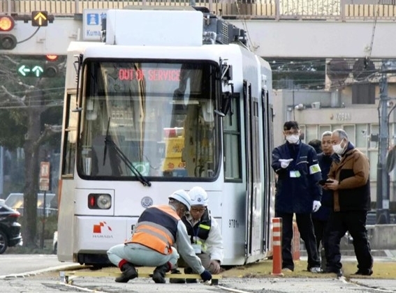 脱線した熊本市電の車両