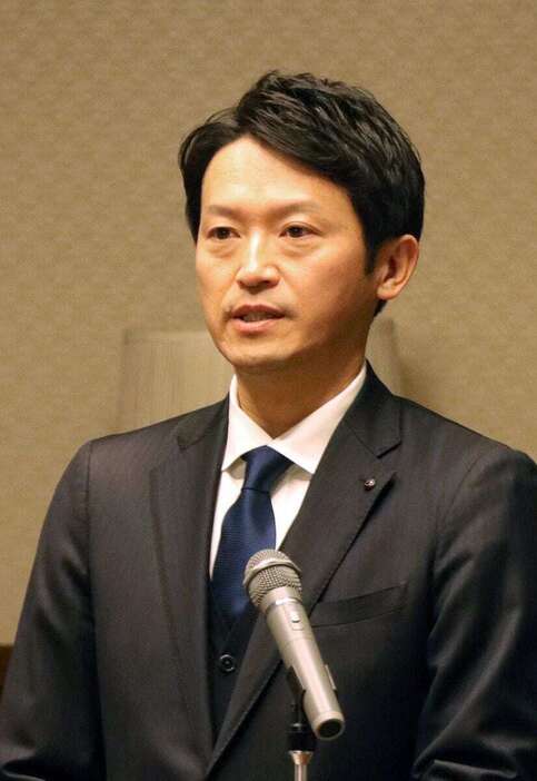 幹部職員らを前に年頭あいさつを行う兵庫県の斎藤元彦知事＝神戸市中央区