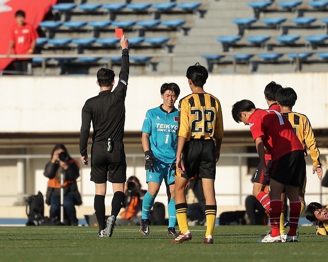 レッドカードで退場となった水野。写真：福冨倖希