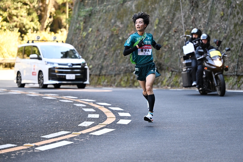 青学大5区の若林宏樹（4年）が“山”で区間賞・区間新記録の快走で中大をかわし2年連続往路V（写真・アフロ）