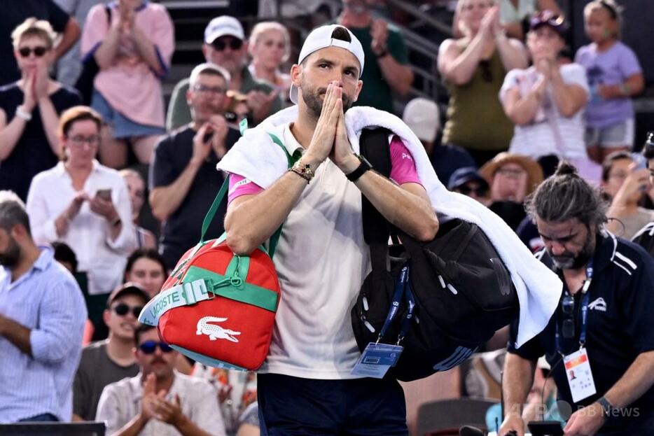 テニス、ブリスベン国際、男子シングルス準決勝。途中棄権し、観客にあいさつするグリゴール・ディミトロフ（2025年1月4日撮影）。【翻訳編集】 AFPBB News