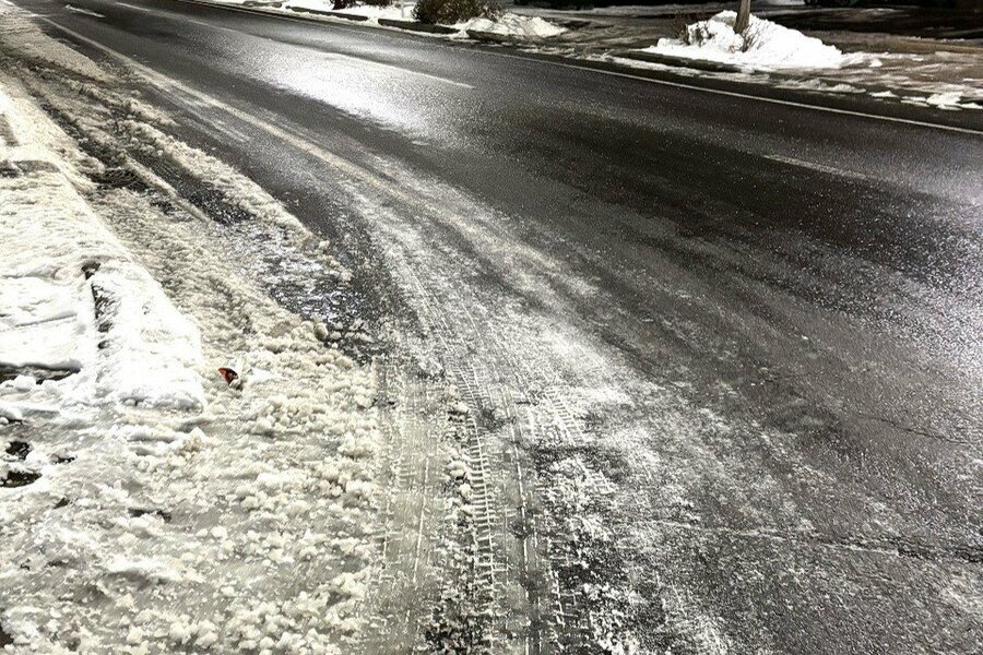 シャーベット状の雪とアイスバーンが混ざった危険な道路