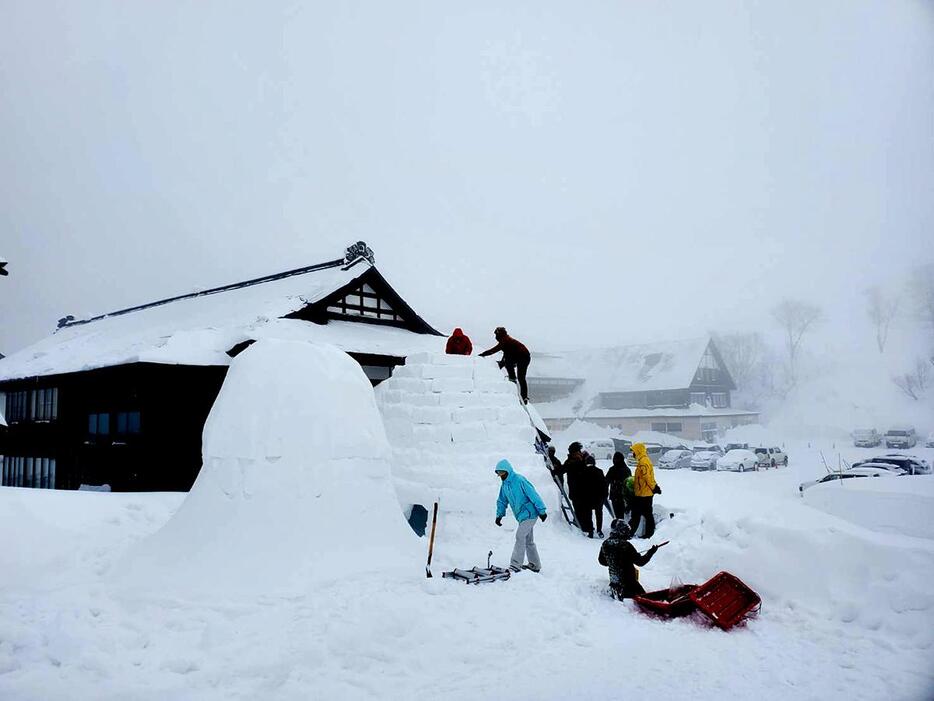 酸ヶ湯温泉旅館前に作られたイグルー2基。現在は4メートルの積雪に埋もれているという（写真提供＝酸ヶ湯温泉旅館）