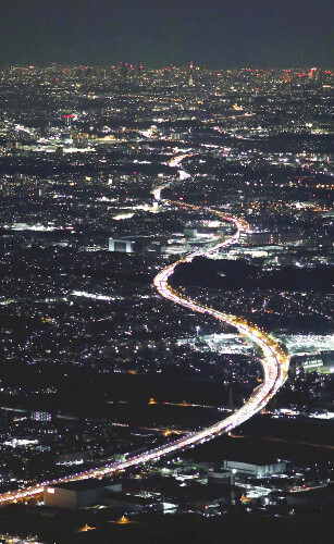 Ｕターンラッシュで混雑する東名高速道路上り線（奥が東京方面）（４日午後、神奈川県の海老名サービスエリア付近で、読売ヘリから）＝佐藤俊和撮影