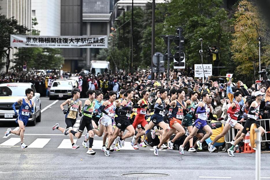 大手町をスタートする1区の選手たち（撮影・滝沢徹郎）