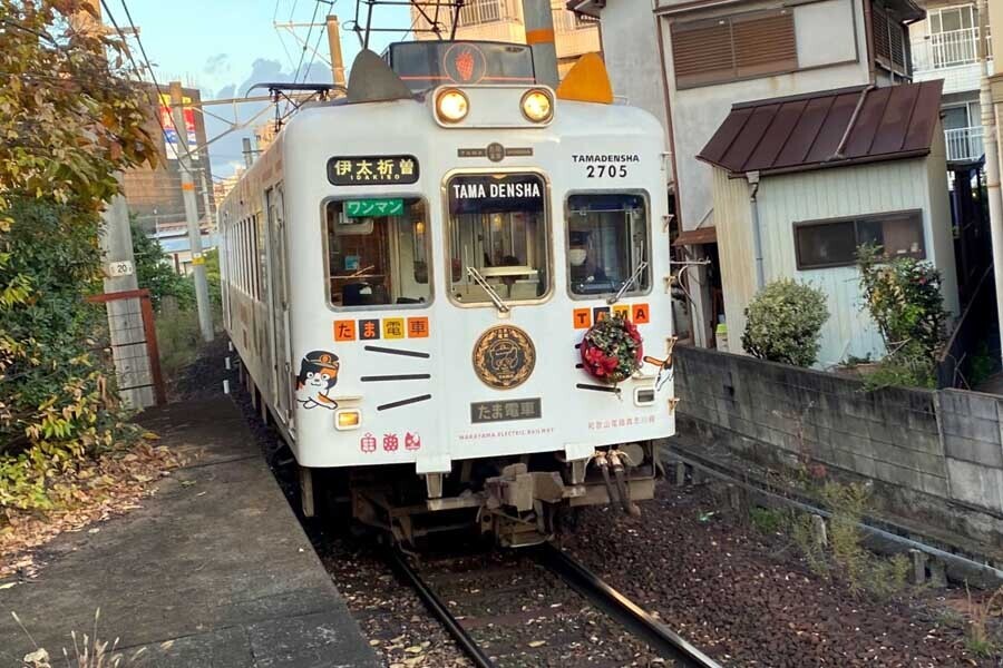 和歌山市内を走る和歌山電鐵の列車（画像：高田泰）